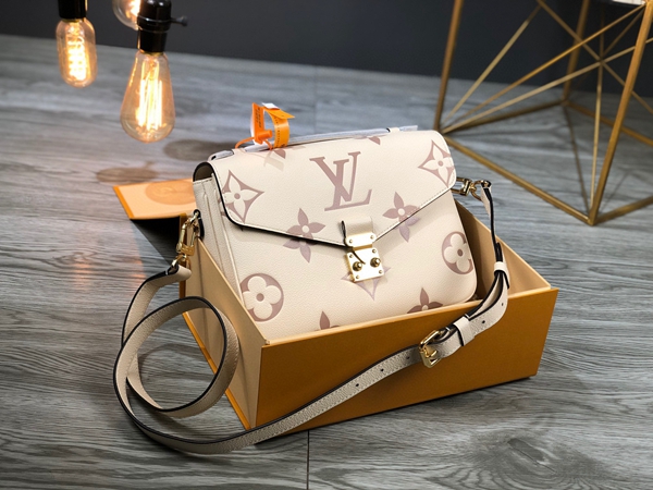 ルイヴィトンバッグ背面デザイン